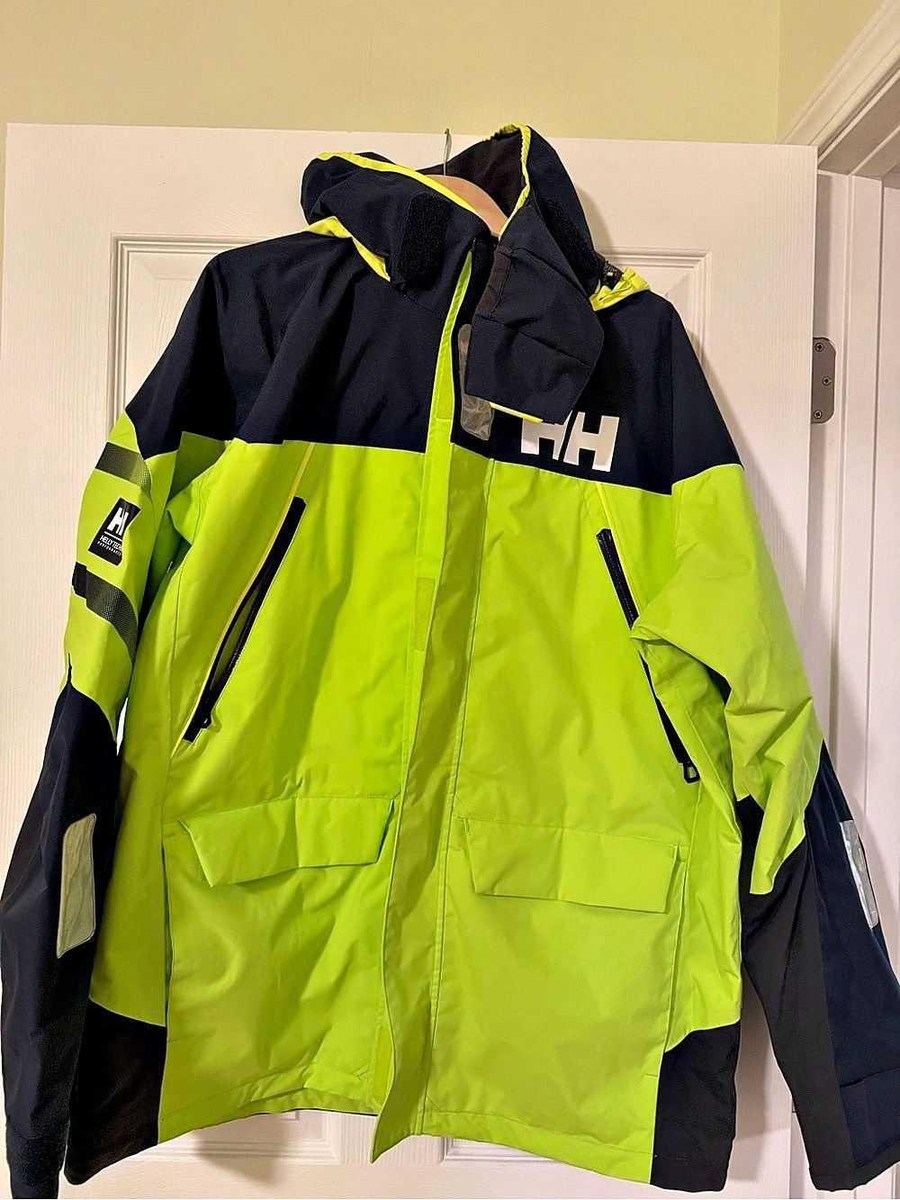 Helly Hansen Men’s hooded windproof, waterproof Jacket Green & Black XL